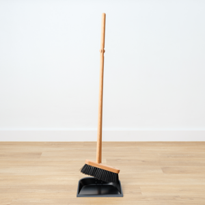 scandi-stand-up-fireside-ash-pan-and-brush-set-black